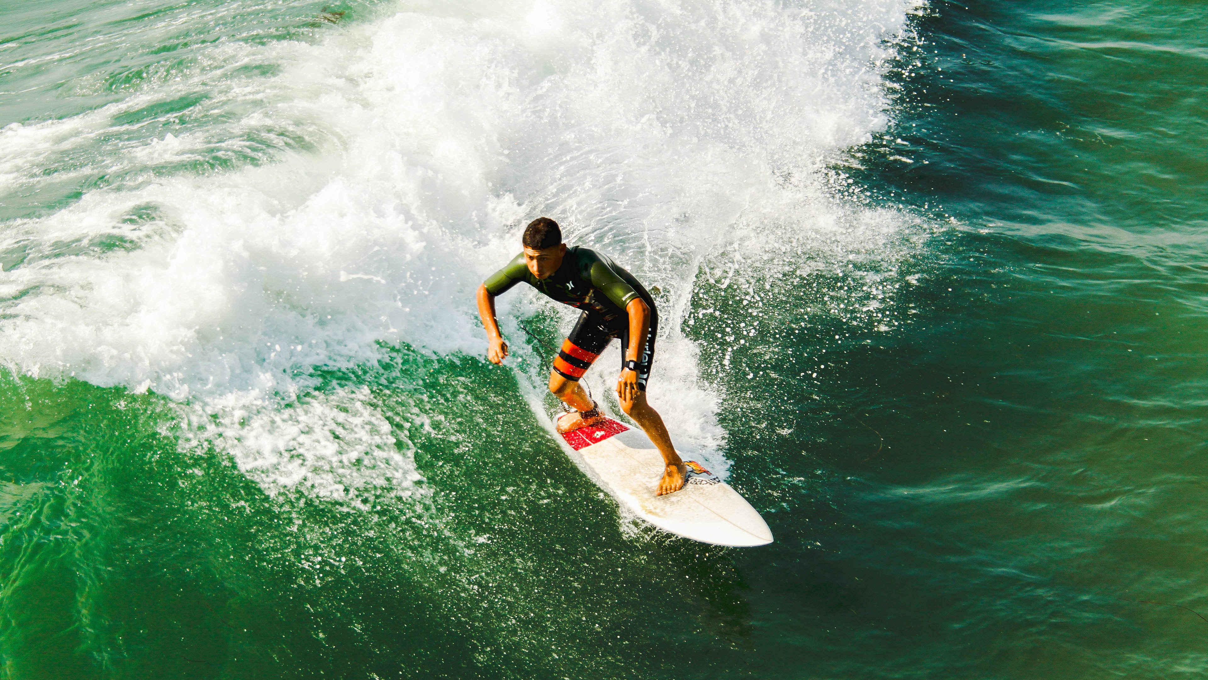 九游娱乐官网 (jiuyou)-达米恩·麦肯齐：凭借超强的速度和精准的跑位，成为全黑队的进攻利器